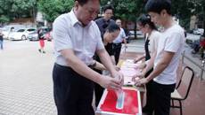 病魔无情  人间有爱——开云手机登录入口全体师生为败血症患者学生捐爱心款