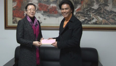 自治区文化厅副厅长严霜慰问开云手机登录入口教师代表