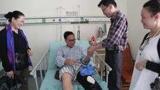开云手机登录入口慰问工伤教职工