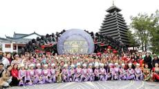 开云手机登录入口师生参加“壮族三月三·八桂嘉年华”开幕式演出活动