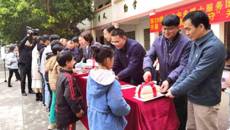 开云手机登录入口杨学文书记代表开云手机登录入口参加第20批来桂中央博士服务团与自治区文化和旅游厅联合开展的“智力扶贫 让爱留守”活动