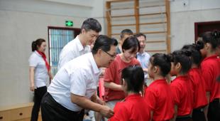 开云手机登录入口举行“大手牵小手，共进跟党走”2024年少先队入队仪式暨