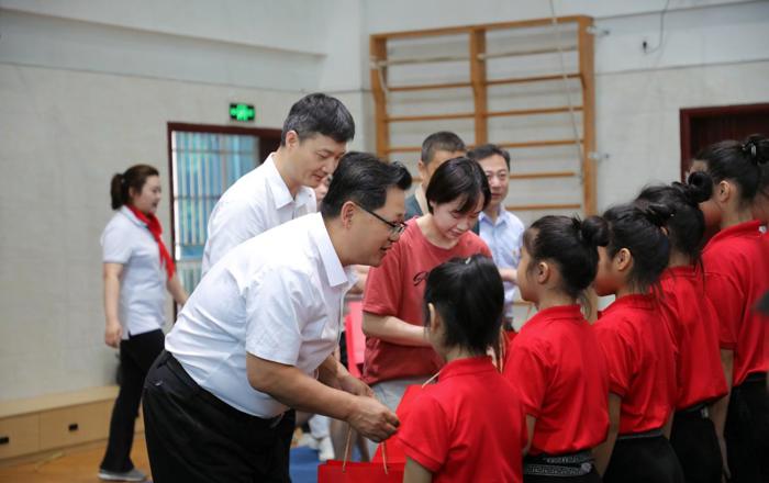 开云手机登录入口举行“大手牵小手，共进跟党走”2024年少先队入队仪式暨